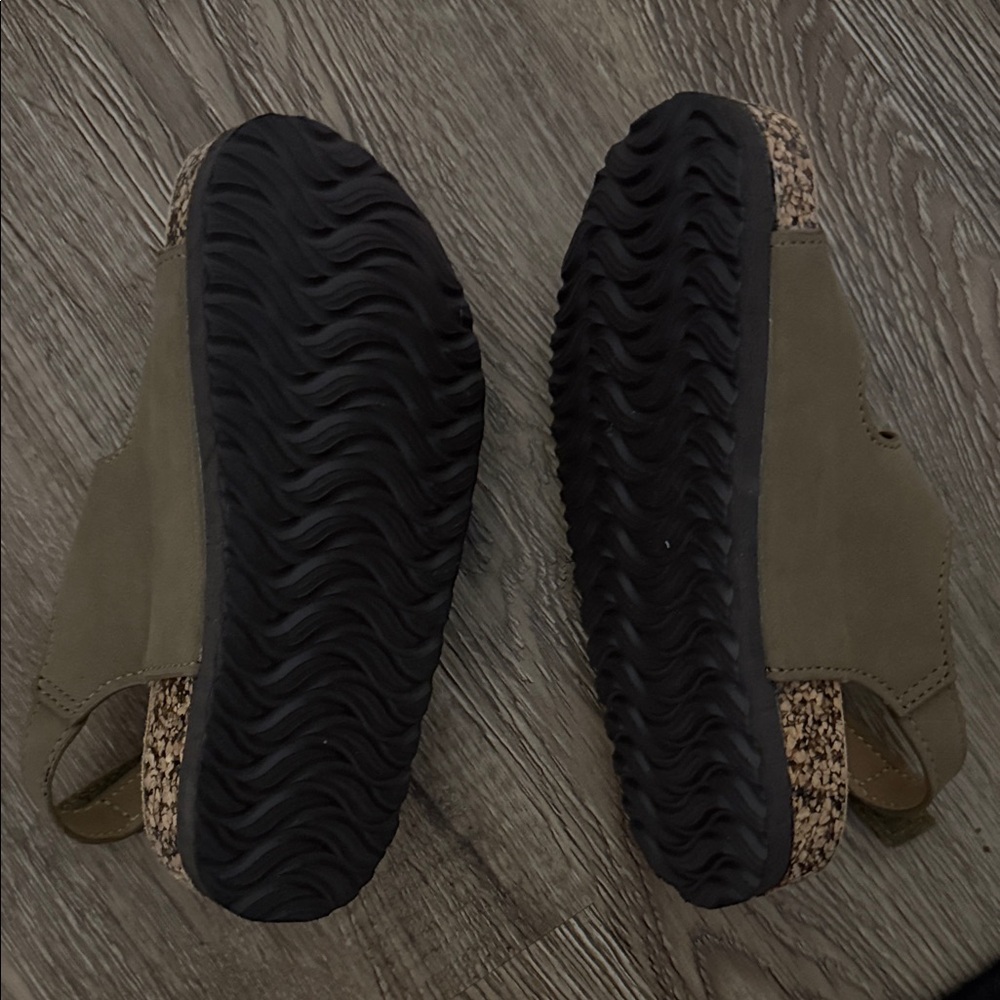 Hurley brand Tan Kids Sandals with Velcro Straps - Picture 2 of 5